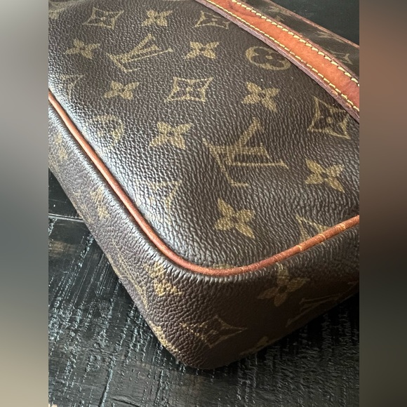 Louis Vuitton Mono Compiegne 23 Bag - Picture 6 of 16